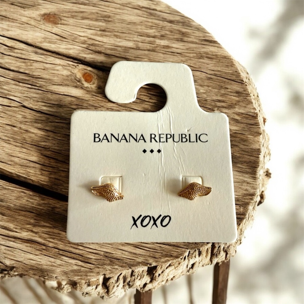 Banana Republic Gold-Tone Seashells Stud Earrings. New with tags